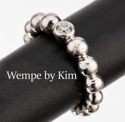 18 kt Gold WEMPE by KIM Brillant-Ring, WG 750/000, Ringschiene Kugeln im Verlauf, mittigmit einem Brillant ca. 0.10 ct feines Weiß/vs,RW 48, ca. 6 ...