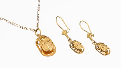 18 kt Gold Schmuckset "Skarabäen", GG 750/ 000, best. aus: Anhänger, an GG 333/000 Kette L. ca. 46.5 cm, Federringschließe, Paar ...