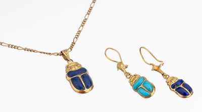 18 kt Gold Schmuckset "Skarabäen" mit Türkis und Lapislazuli, GG 750/000 (gepr.), best. aus: Anhänger, 1x Türkisskarabäus, 1x ...