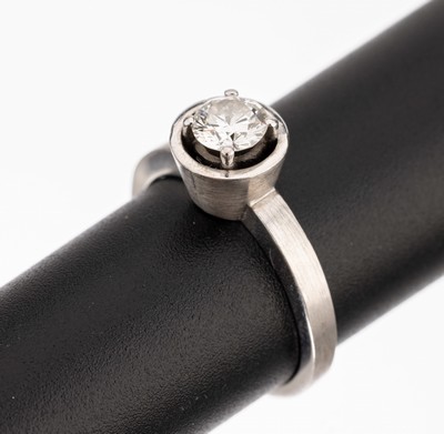 18 kt Gold Brillant-Ring, WG 750/000, Brillant ca. 0.50 ct feines Weiß/lp, RW 54, ca. 5.2 g, mit Zertifikat Wöhler