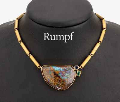 18 kt Gold Opal-Designercollier, GG 750/000, sat., großer Boulderopal mit schönem Farbspiel, kl. Smaragd-Baguette und rundfacett. Saphir seitlich, ...