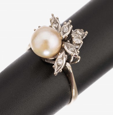 14 kt Gold Perl-Brillant-Ring, WG 585/000, cremefarb. Zuchtperle D ca. 8.8 mm, kl. Brillantbesatz in stil. Blättern, total ca. 5.4 g, RW 64, neue ...