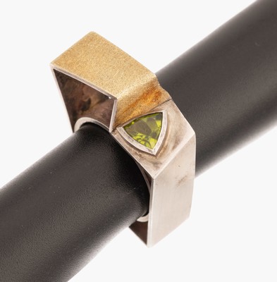 Designer Peridot-Ring, GG 750/000 und 925er Silber, runder Innenring mit quadratischer Umrandung, eingelassene Peridot-Triangel, ausgefallener ...