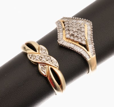 Konvolut 2 14 kt Gold Diamant-Ringe, GG/WG 585/000, 1 x rautenf. Ringkopf bes. mit Diamanten, 1 x mit 7 Diamanten, RW 56-56.5, ca. 5.7 g