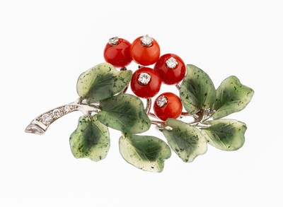 18 kt Gold Brosche, Idar-Oberstein um 1960, WG 750/000, Blätter aus Jade geschnitten, Blüten kleine Korallenkugeln, Stiel und Blüten mit ...