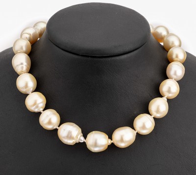 Collier aus Südseezuchtperlen, Schließe GG 585/000, 30 cremefarb. barocke Südseezuchtperlen im Verlauf, D ca. 12 - 17 mm, einzeln geknotet, L. ...