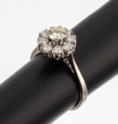 14 kt Gold Brillant Ring, WG 585/000, 9 Brillanten zus. ca. 1.25 ct Weiss-l.get.Weiss/si, total ca. 3.1 g, RW 47.5