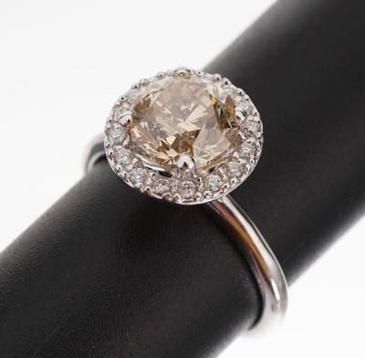 14 kt Gold Brillant-Ring, WG 585/000, mittiger Brillant ca. 2.04 ct natural fancy brownish Yellow/p1, umgeben von 16 Brillanten zus. ca. 0.13 ct ...
