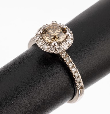 14 kt Gold Brillant Ring, WG 585/000, mittiger Brillant ca. 1.13 ct natural fancy Yellowish Brown/p1, umgeben von 28 Brillanten zus. ca. 0.35 ct ...