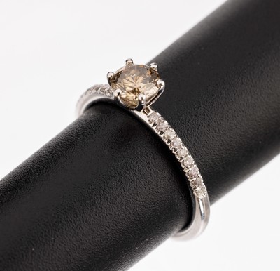14 kt Gold Brillant Ring, WG 585/000, ein Brillant ca. 0.52 ct natural fancy yellowish Brown /si2-p, 16 Brillanten zus. ca. 0.09 ct feines ...