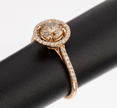 14 kt Gold Brillant Ring, GG 585/000, mittiger Brillant ca. 1.03 ct natural fancy brownish Yellow/si3, umgeben von 42 Brillantenzus. ca. 0.21 ct ...