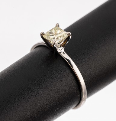 14 kt Gold Diamant Ring, WG 585/000, Diamant im Princess-Cut ca. 0.54 ct fancy light Yellow/si2, ca. 1.1 g, RW 53, mit GW- Expertise