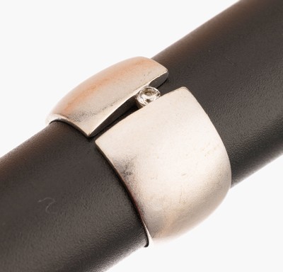 14 kt Gold Brillant Ring, ca. 12 g, WG 585/000, Brillant in Spannringoptik, Schiene sat., RW 56
