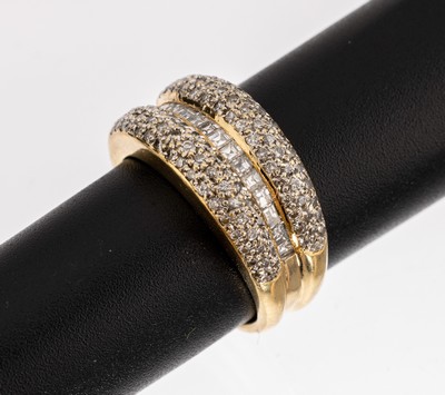 14 kt Gold Diamant Ring, GG/WG 585/000, 3-rhg. mittig mit 15 Diamantbaguette zus. ca. 0.36 ct Weiss/si, ca. 100 Brillanten zus. ca. 0.25 ct Weiss/p ...