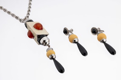 Bakelit-Schmuckset, wohl Frankreich, um 1955, im Stil des Art-Deco, best. aus: Collierund 1 Paar Ohrschrauben, schwarzes und cremefarb. Bakelit, L. ...