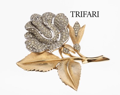 TRIFARI Brosche "Rose", USA um 1950, Metallvers. und verg., plastische Darstellung, Blütemit farblosen Strasssteinen, ca. 6.5 x 5.5 ...