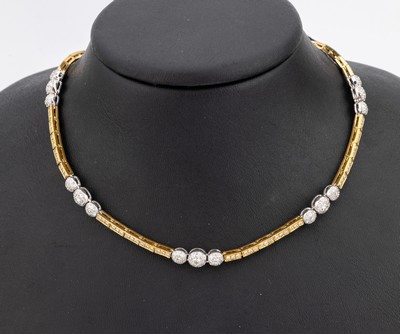 18 kt Gold Brillant-Collier, GG/WG 750/000,318 Brillanten zus. ca. 3.40 ct Weiss/si, ca. 31.8 g, L. ca. 44.5 cm, Kastenschloss mit Sicherheitsacht