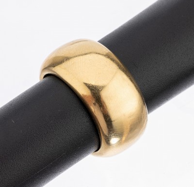 18 kt Gold Ring, GG 750/000, ital. Atelierarbeit, zeitlose, glatte Form, schwere Ausführung, ca. 18.0 g, RW 60, Schienenbreite ca. 12 mm