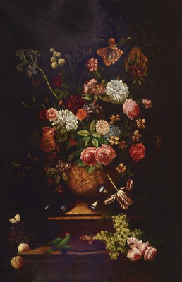 Großes Blumenstillleben des 18.Jh., unsigniert, Kratervase mit opulentem Blumenbukett, am Fuß Weintrauben, Pfirsiche, ein Papagei und ein ...
