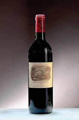 1 Flasche 1983 Chateau Lafite Rothschild, Pauillac, ca. 750ml, ca. Top Shoulder, in Holzkiste präsentiert