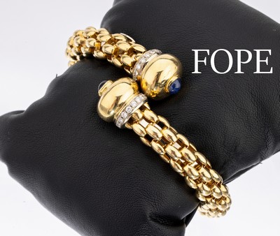 18 kt Gold FOPE Brillant-Saphir-Armreif, GG750/000, Backsteinoptik, gegenläufig, 24 Brillanten zus. ca. 0.50 ct feines Weiss-Weiss/ vs-si, 2 ...