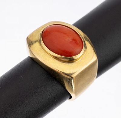 18 kt Gold Korallen-Ring, GG 750/000, ital.Atelierarbeit, Korallen-Cabochon von guter Farbe, nat. Merkmale, ca. 13.5 x 10 mm, RW 54,ca. 10.1 g, ...