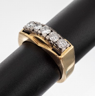 14 kt Gold Brillant-Ring, GG/WG 585/000, 5 in WG gefasste Brillanten zus. ca. 0.75 ct Weiß/p, (1 Stein l. besch.) RW 56, ca. 6.1 g