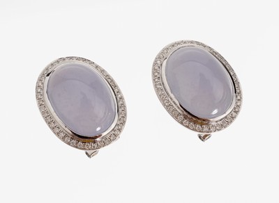 Paar 18 kt Gold Chalcedon-Brillant-Ohrstecker, WG 750/000, 2 ovale Chalcedon-Cabochons zus. ca. 12.0 ct, umgeben von ca. 100 Brillanten zus. ca. 0.50 ...