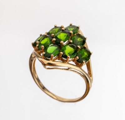 14 kt Gold Tsavorith-Ring, GG 585/000, trapezf. Ringkopf bes. mit 9 ovalfacett. Tsavorithen zus. ca. 6.0 ct, RW 57, ca. 4.3 g