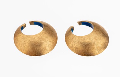 Paar 18 kt Gold Designer Ohreinhänger, GG 750/000-Aussenhülle, matt gebürstet, Einlage blaues Acryl, Durchm. ca. 3.5 cm, total ca. 24 g