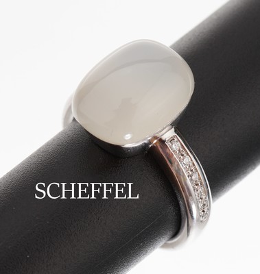 18 kt Gold SCHEFFEL Mondstein-Brillant-Ring, WG 750/000, kissenf. Mondsteincabochon ca. 7.56 ct, 12 Brillanten zus. ca. 0.10 ct feinesWeiß/vs, RW ...