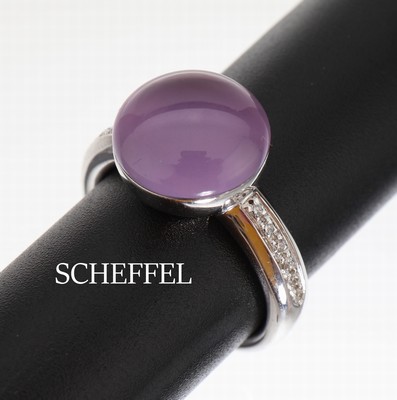 18 kt Gold SCHEFFEL Amethyst-Brillant-Ring, WG 750/000, runder Amethyst-Cabochon ca. 6.19 ct, 12 Brillanten zus. ca. 0.10 ct feines Weiß/vs, RW 56