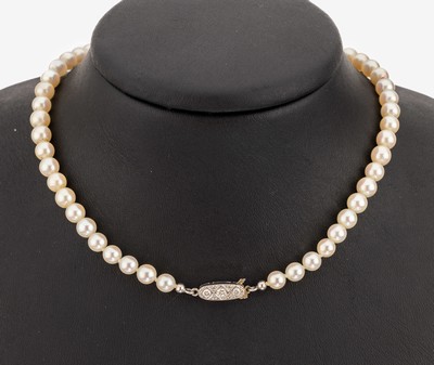 Zuchtperl-Collier mit 14 kt Gold Brillant- Schliesse, WG 585/000, 60 Akoyazuchtperlen, D. ca. 5.2-6.0 mm, L. ca. 36 cm, Steckschliessemit 3 ...