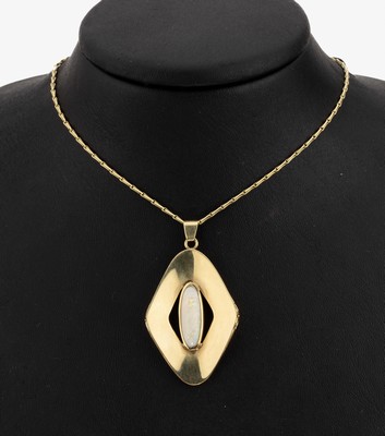14 kt Gold Opal-Anhänger, GG 585/000, konkav, mittig länglicher Opal-Cabochon, zartes Farbspiel, ca. 5 x 3 cm, an Kette, L. ca. 64 cm, ...