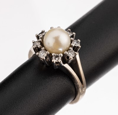 14 kt Gold Perl-Brillant-Ring, WG 585/000, mittig Akoyazuchtperle, D. ca. 7.5 mm, umgebenvon 8 Brillanten zus. ca. 0.32 ct l.get.Weiss/p, RW 54, ca. ...