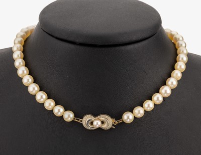 Zuchtperl-Collier mit 14 kt Gold Schliesse, GG 585/000, 62 Akoyazuchtperlen, D. ca. 6.5 mm, L. ca. 45 cm, Steckverschluss