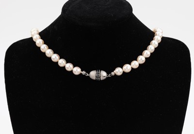 Zuchtperl-Collier mit 14 kt Gold Saphir- Schmuckschliesse, WG 585/000 sat., 56 Akoyazuchtperlen, D. ca. 7.3 mm, Steckverschluss mit kl. rundfacett. ...