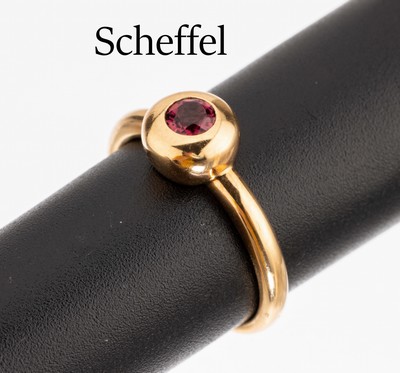18 kt Gold SCHEFFEL Rhodolith-Ring, GG 750/000, rundfacett. Rhodolith von sehr schöner Farbe ca. 0.30 ct, RW 55, ca. 4.2 g