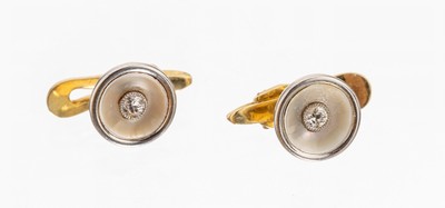 Paar 14 kt Gold Diamant-Frackknöpfe, GG 585/000, um 1900, rund, Perlmutteinlage, 2 Altschliffdiamanten zus. ca. 0.08 ct Weiß/si, ca. 3.2 g