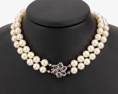 Zuchtperl-Collier mit 14 kt Gold Saphir- Schmuckschliesse, WG 585/000, 2-rhg. Akoyazuchtperlen, D. ca. 7.5-8 mm, Kastenschloss mit 7 rundfacett. ...