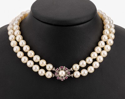 Zuchtperl-Collier mit 18 kt Gold Rubin- Schmuckschliesse, WG 750/000, 2-rhg. Akoyazuchtperlen, D. ca. 7.5-8 mm, Kastenschloss mit 8 rundfacett. ...