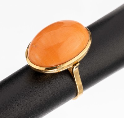18 kt Gold Korallen-Ring, GG 750/000, Korallcabochon ca. 15.00 ct, RW 57, ca. 9.4 g,Versand nur innerhalb der EU