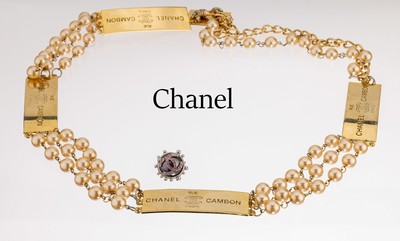 CHANEL Gürtel, Paris, Haute Couture, Metall vergoldet, 3-reihig mit Kunstperlen, Plakette mit Rue Cambon, Chanel, Paris, Abhängung mit Plakette CC ...