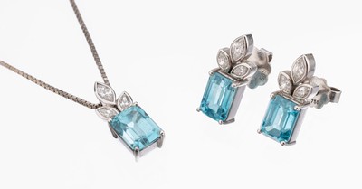 18 kt Gold Zirkon-Diamant-Schmuckset, WG 750/000, best. aus: 1 Anhänger und 1 Paar Ohrstecker, 3 blaue Zirkone im Treppenschliff zus. ca. 10.60 ct, ...