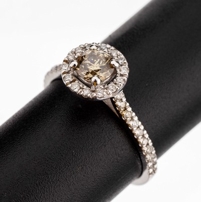 14 kt Gold Brillant-Ring, WG 585/000, ein Brillant ca. 0.51 ct natural fancy light Yellow/vs2, umgeben von weiteren Brillanten zus. ca. 0.28 ct ...
