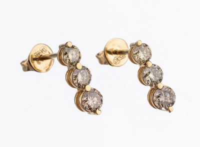 Paar 14 kt Gold Brillant-Ohrstecker, GG 585/000, jeweils 6 Brillanten zus. ca. 1.52 ctversch. farbig/p, L. ca. 1 cm, ca. 1.9 g, mit AIG-Expertise