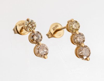 Paar 14 kt Gold Brillant-Ohrstecker, GG 585/000, jeweils 3 Brillanten zus. ca. 1.50 ctversch. farbig/si-p1, L. ca. 1 cm, ca. 1.9 g, mit AIG-Expertise