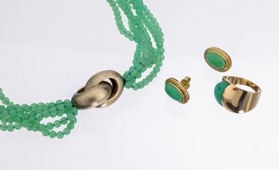 14 kt Gold Schmuckset mit Chrysopras und Achat: Paar Ohrstecker mit 2 Chrysopras- Cabochons, dazu lose Chrysopras-Scheibe; Ring mit Achat-Scheibe, ...