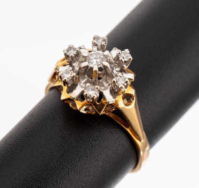 18 kt Gold Diamant-Ring, GG/WG 750/000, blütenf. Ringkopf in WG, bes. mit einem Brillant ca. 0.07 ct Weiss/si, 6 8/8-Diamanten zus. 0.12 ct ...