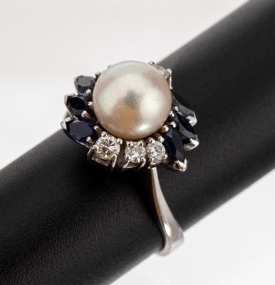 14 kt Gold Perl-Saphir-Brillant-Ring, WG 585/000, mittig Akoyazuchtperle, D. ca. 8.6 mm, 6 Saphir-Navettes zus. ca. 0.70 ct, 6 Brillanten zus. ca. ...